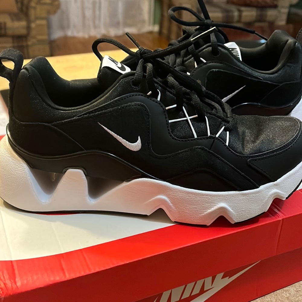 WMNS NIKE RYZ 365 size 8.5 Tried on, never worn outside. New.